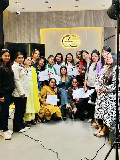 Another shot of my wonderful workshop attendees, all ready to elevate their beauty game.