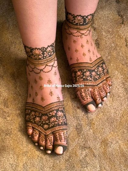 A minimal yet elegant design for the feet. This look features floral bands on the ankles and toes, with delicate hanging chains and scattered dots, creating a jewelry-like effect.