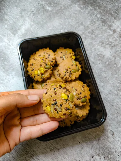 Look at the goodness packed into my Multiseed Cookies! 🫶🏻 They are made with whole wheat flour and jaggery, and you can see the chia, flax, and pumpkin seeds that give them that amazing crunch.