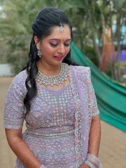 For Rashmi's reception, we went for a soft glam look. The focus was on shimmery, bright eyes and a flawless base that complemented her stunning diamond jewelry and intricately embroidered lehenga, ensuring she looked and felt amazing for her party.