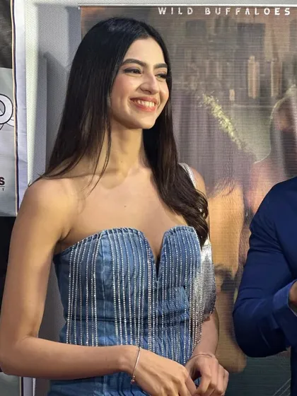 Another close-up from the launch event. The focus is on flawless skin and a bright, happy expression, supported by fresh and clean makeup.