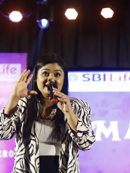 Explaining a segment with expressive energy at the SBI Life awards event.