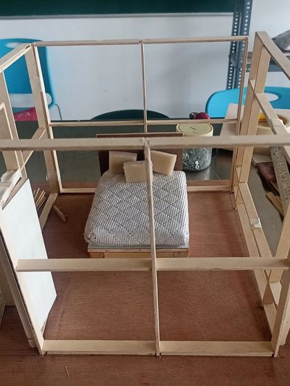 Using thin Kumiko strips to create a 3D architectural model of a room. This is a fantastic way for design students to visualize a space.