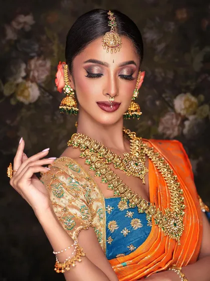 A closer look at the artistry of my temple jewelry collection. This set features traditional motifs and is studded with green and ruby-colored Kemp stones, paired with large jhumkas and a maang tikka, perfect for achieving an authentic and vibrant bridal look.