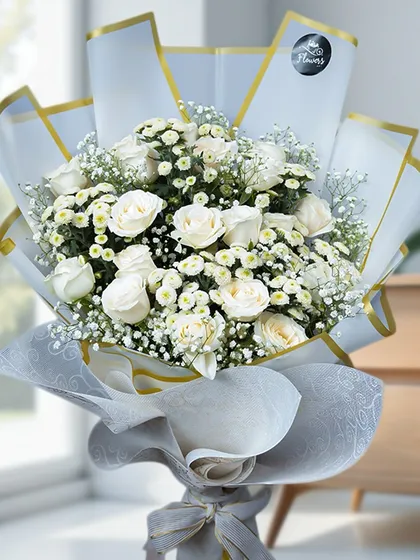 A classic hand-tied bouquet showcasing the simple beauty of fresh white roses and delicate daisies. Wrapped in elegant, high-quality paper, this is a timeless gift for expressing pure sentiments.