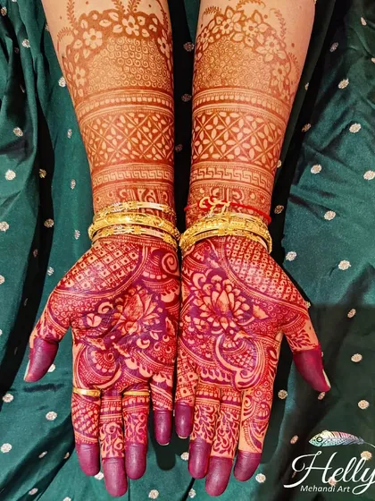 The final stain is the true test of quality henna, and I take great pride in the rich, dark color my natural paste achieves. This is the result of pure ingredients and proper aftercare, a deep maroon that makes the design pop.