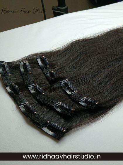 Another angle of our 4-piece straight clip-in extensions, highlighting the quality of the 100% human hair.