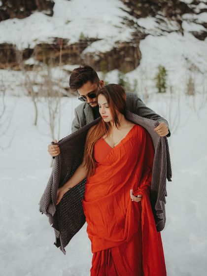 A classic Bollywood-inspired moment in the snow. I help you feel like the stars of your own movie, wrapping you in warmth and love against a stunning Manali backdrop.