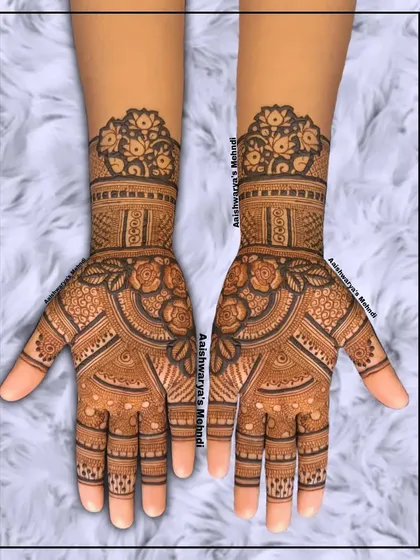 A lovely floral design that is both intricate and elegant. The symmetrical pattern on both hands makes it a great choice for an engagement or festival.