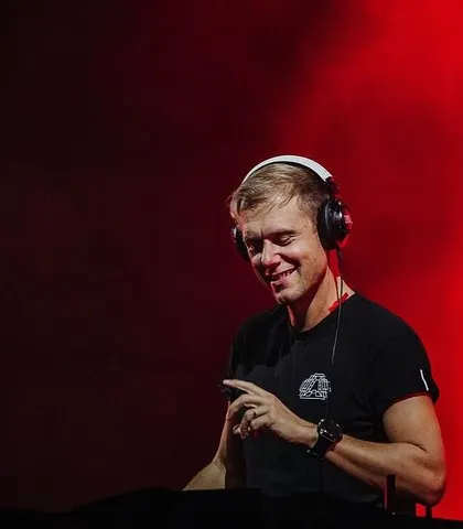 A happy, smiling Armin van Buuren enjoying the incredible energy from the Bengaluru crowd.
