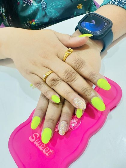 A vibrant neon yellow set with a sparkling glitter accent nail. Perfect for making a bold statement.