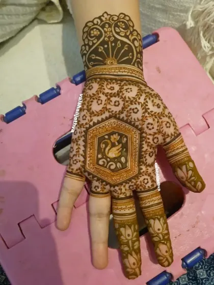 A creative design featuring a swan in a hexagon. The surrounding floral net and lotus finger details make this a unique and modern piece.