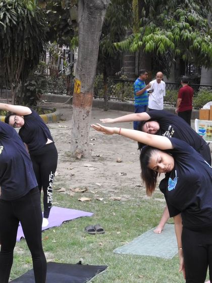 A side-bending stretch to open up the body. Practicing in a group outdoors adds a special element of shared energy and connection.