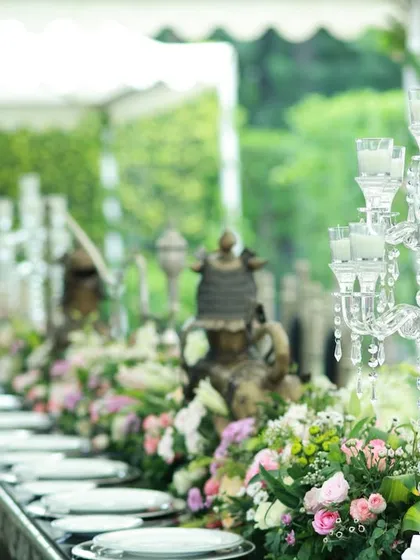A royal affair at Araya Bagh, where we catered the Royal Fables festive edit. The long, ornate table setting reflects the grandeur and heritage of the occasion, fit for modern day maharajas.