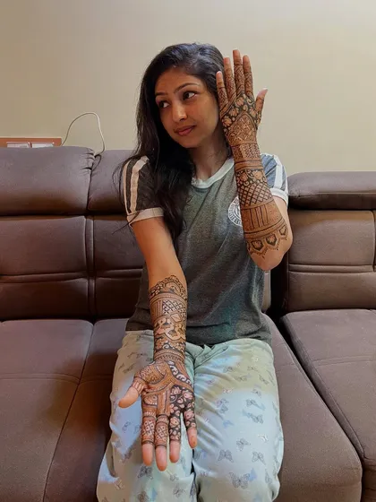 Another pose from the same client, showing her love for her new mehendi. It's always a joy to see my clients so happy with my work.