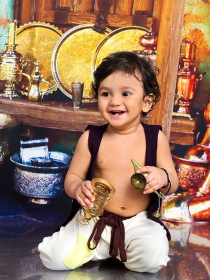 Holding his treasures, this little Aladdin is all smiles. The warm, golden tones of the set create a magical, storybook feel.
