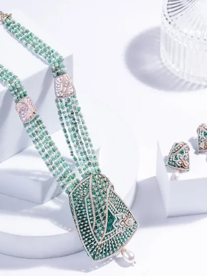 Inspired by the artful rhythm of Bandhani, this necklace brings together strands of emerald beads, diamond-studded motifs, and a soft glow from a South Sea pearl drop. It is heritage, reimagined.