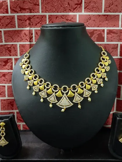 A modern and lightweight earring set with a geometric design, perfect for a guest look.
