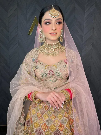 Nothing shines more than a bride in her natural state. This bride's pastel lehenga is perfectly complemented by a simple polki choker.