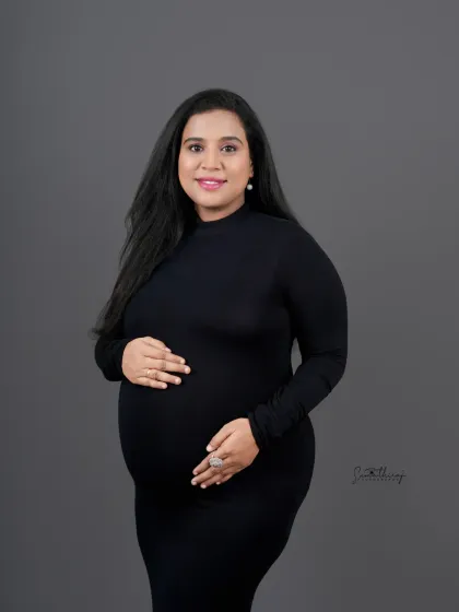 Sometimes, simplicity is the most powerful statement. This classic portrait in a simple black gown focuses purely on the strength and grace of the mother-to-be, creating a timeless and iconic image.