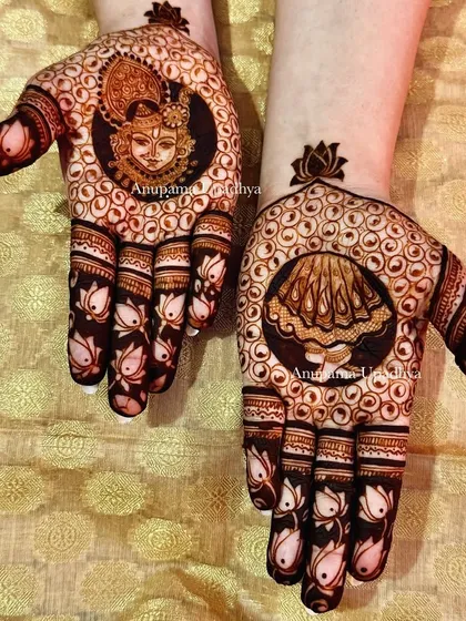 Radhey Radhey. A minimal bridal creation featuring a portrait of Shrinathji and his skirt, surrounded by a beautiful lotus pattern.
