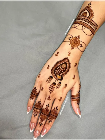 Mehendi doesn't always have to be heavy. This is an example of a minimal Arabic-inspired design, where open skin is part of the canvas, creating a light and elegant look.