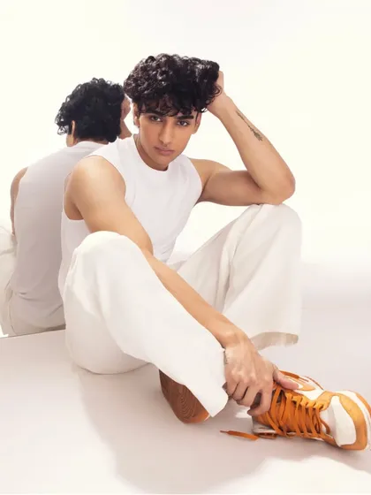 The full pose for the casual look. It's all about looking effortlessly cool and put-together.
