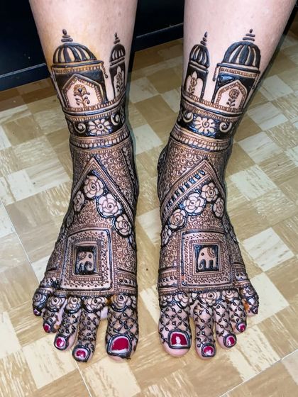 This design features grand palace architecture on the ankles, with elephant figures and rose patterns covering the feet.