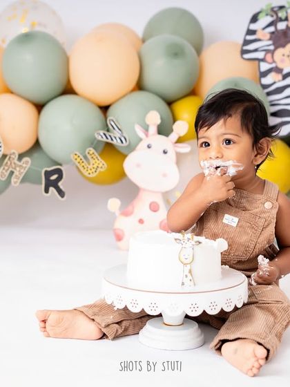 Another angle of the wild one theme, showing the full setup with balloons and animal cutouts. I work with parents to bring their creative first birthday photoshoot ideas to life.