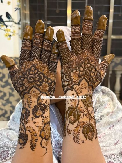 This design features delicate netting on the fingers and a beautiful blend of floral and paisley patterns on the arms.