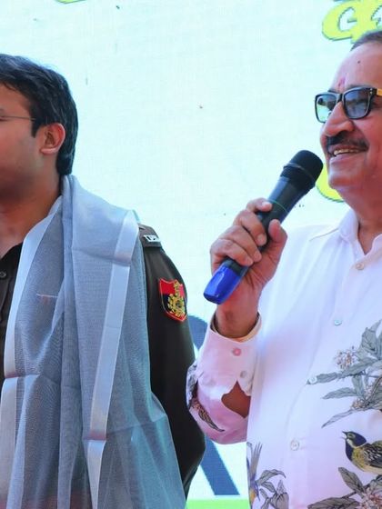 With our chief guest Suresh Anand Ji, Co-Founder of Vegas Mall, at the opening of our "Anant Ki Aur" art exhibition.