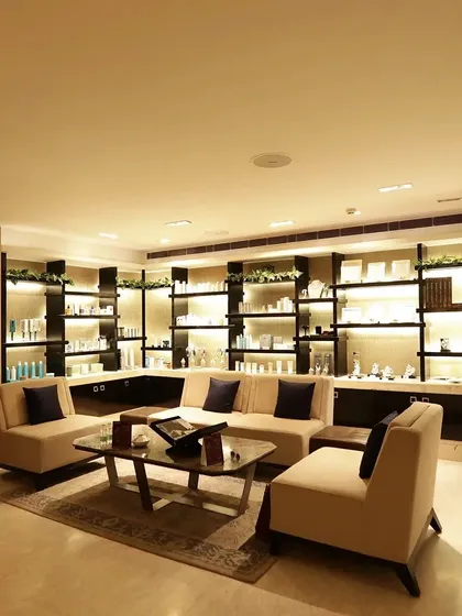 Your experience begins the moment you enter. Our lounge is a tranquil space designed for you to relax and disconnect before your service, surrounded by sophisticated design and a calm atmosphere.
