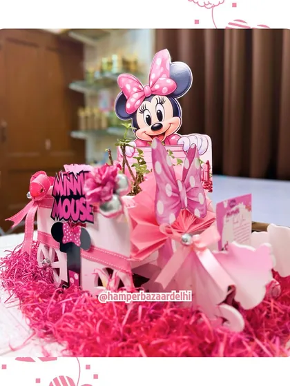 All aboard the Minnie Mouse express! This adorable train-cart hamper is perfect for a Disney-themed birthday party.