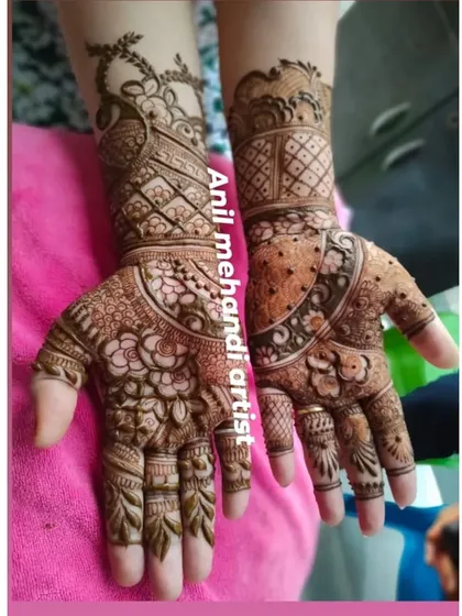 A lovely floral design that is not too heavy. This style is perfect for parties and smaller functions, providing beautiful coverage on the palms.