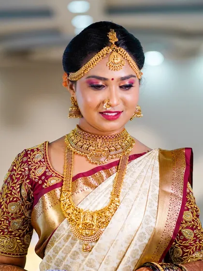 Our bride Nisha looks absolutely beautiful on her big day. She chose a traditional matha patti and a layered temple necklace set to complete her stunning bridal look.