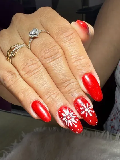 Nailing the Christmas vibes with this classic holiday design. I used a vibrant red gel polish and hand-painted delicate white snowflakes for a simple yet festive look.