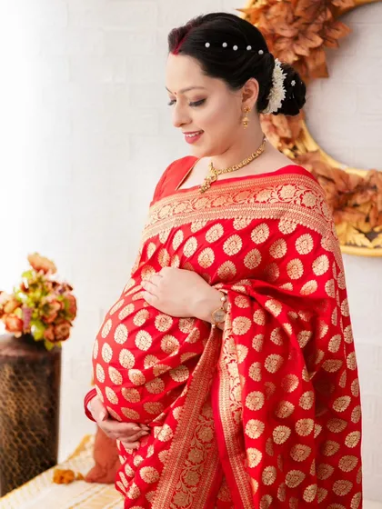 Embracing tradition with grace and elegance. This mother-to-be chose to wear a stunning Banarasi saree, and the result is a portrait that is both culturally rich and deeply personal. It shows that maternity can be celebrated in a way that feels authentic to you.