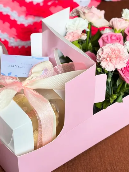 My Petal & Cake hamper is the perfect way to pamper Mom. It combines a beautiful mini cake with a fresh bouquet of pink and white carnations, all presented in a lovely carrier box.