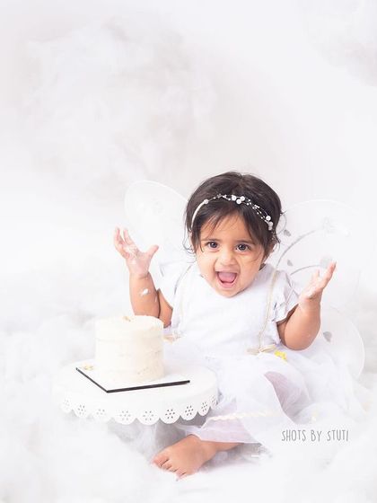 The excitement is palpable. Her expression says, "Is this whole cake really for me?" It's a joy to witness and capture their first reactions.