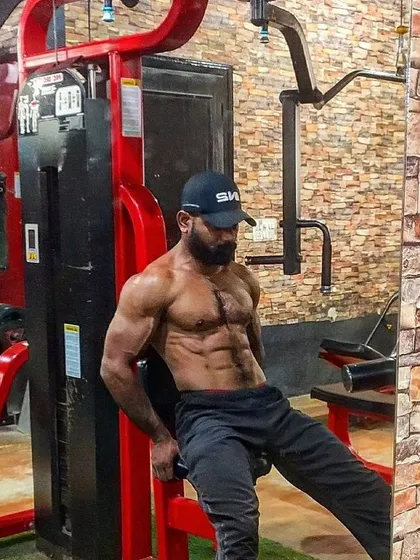On my way. Resting between sets but always focused on the goal.