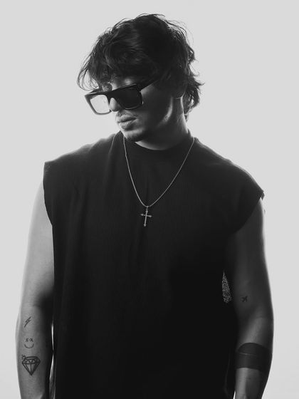 Another powerful black and white shot with the shades on.