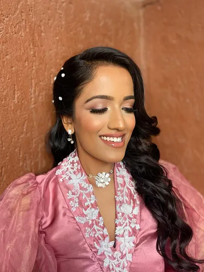 The perfect dewy skin and sun-kissed glow for Deepanshi’s pool party. The look is fresh, waterproof, and perfect for a fun day event.