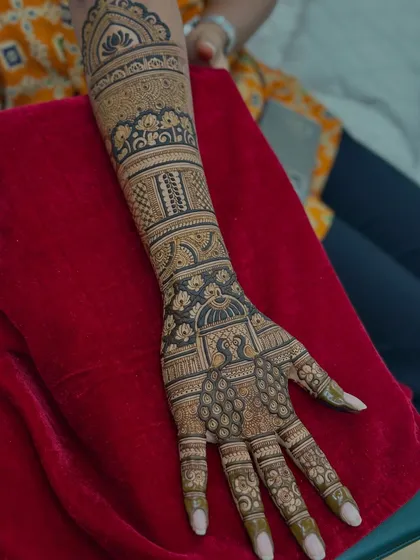 This is a full back-hand bridal demo I did for my students. It’s so important for them to see the techniques for creating intricate patterns, like detailed jaal work and floral motifs, applied in real-time.