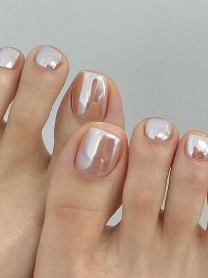 Holochrome isn't just for hands! A stunning pearlescent chrome pedicure.