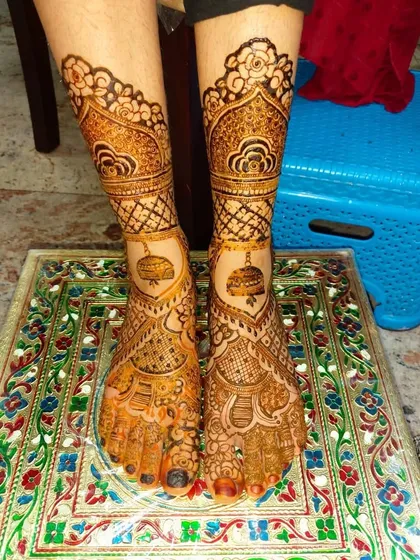 Henna isn't just for hands. I absolutely love doing detailed foot mehndi, like this design featuring a beautiful jhumka motif. It's a wonderful way to complete your look for a wedding or festival.