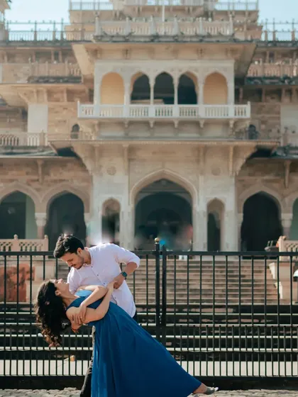 A dramatic dip pose that is both fun and romantic. It’s a great way to add some energy and classic romance to your pre-wedding photoshoot.
