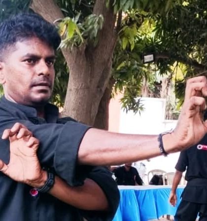 A demonstration of the intricate hand movements characteristic of the Praying Mantis style.