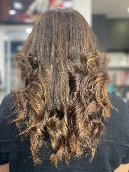 Bouncy curls are the best way to show off a fresh balayage. The mix of light and dark tones creates a rich texture that looks effortlessly glamorous.