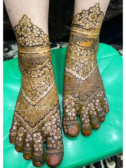 Mastering foot mehndi is a special skill. This Pakistani-style leg design showcases the dense patterns and clean lines you will practice in my advanced sessions.