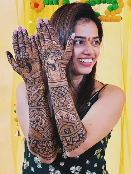 It is an incredible feeling to do the bridal mehendi for one of my own students. Seeing them happy with their design is the best reward and shows the professional level my students can reach.